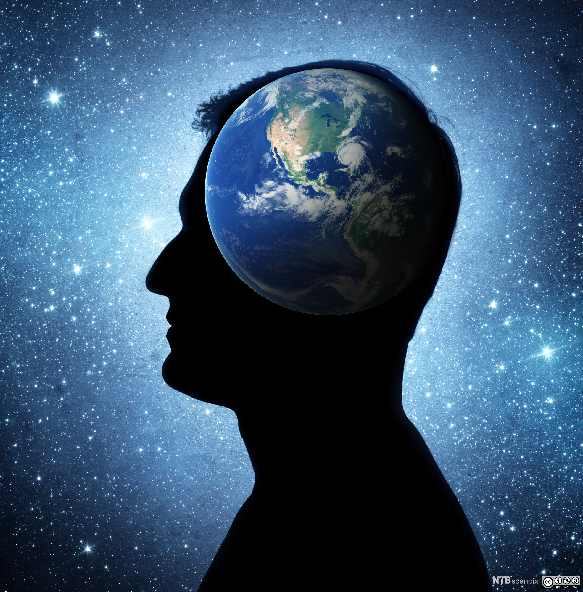 Silhuett av mann med jordklode inne i hodet. Stjernehimmel i bakgrunnen. Illustrasjon.