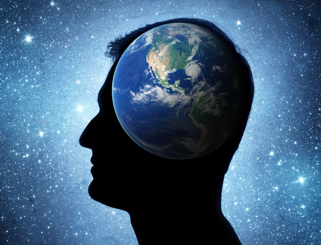 Silhuett av mann med jordklode inne i hodet. Stjernehimmel i bakgrunnen. Illustrasjon.
