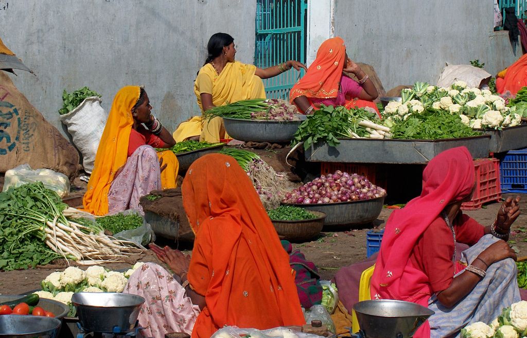 Kvinner sel grønsaker på marknad i Kuchaman, som ligg i Rajasthan i India. Foto.