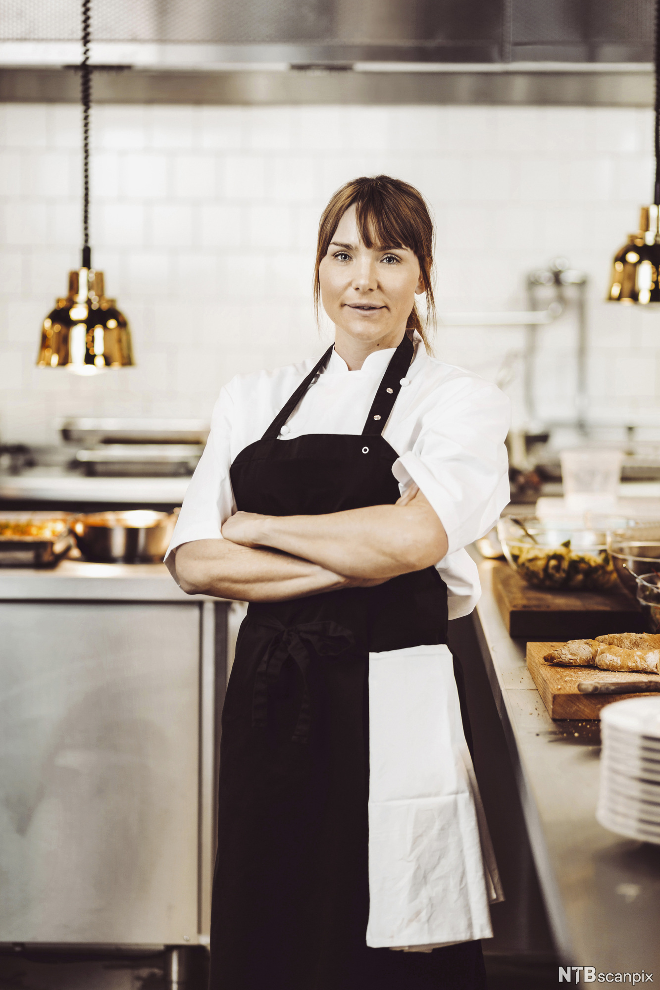 Portrett av kvinnelig kokk. Foto.