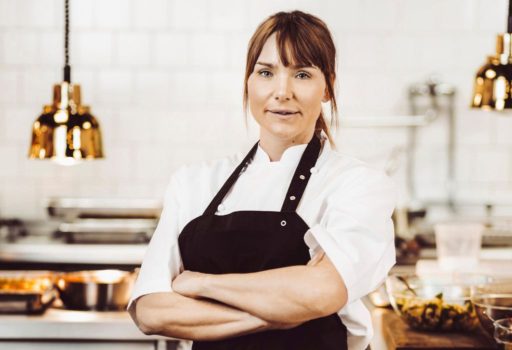 Portrett av kvinnelig kokk. Foto.