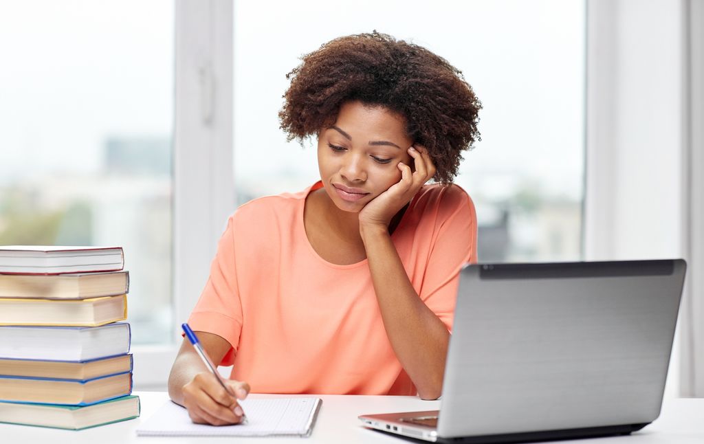 jente som ser tankefull ut. Foto.