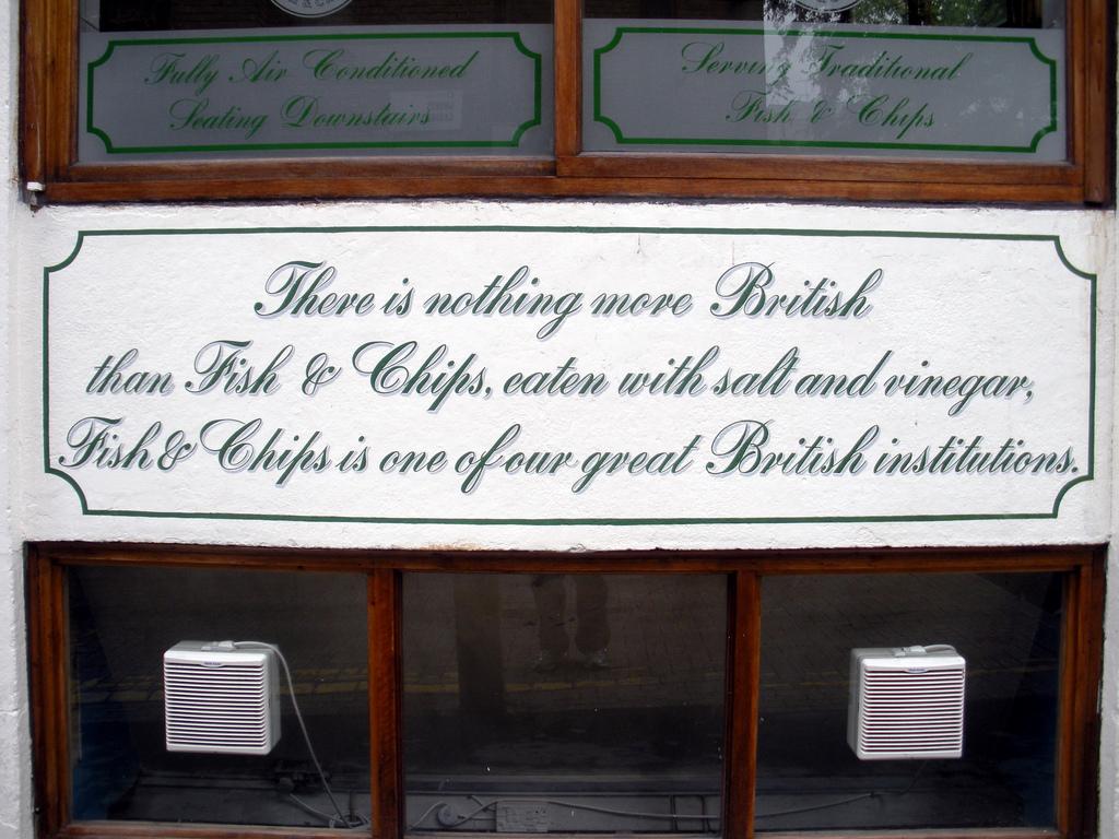 Skilt utenfor &quot;fish and chips&quot; restaurant.