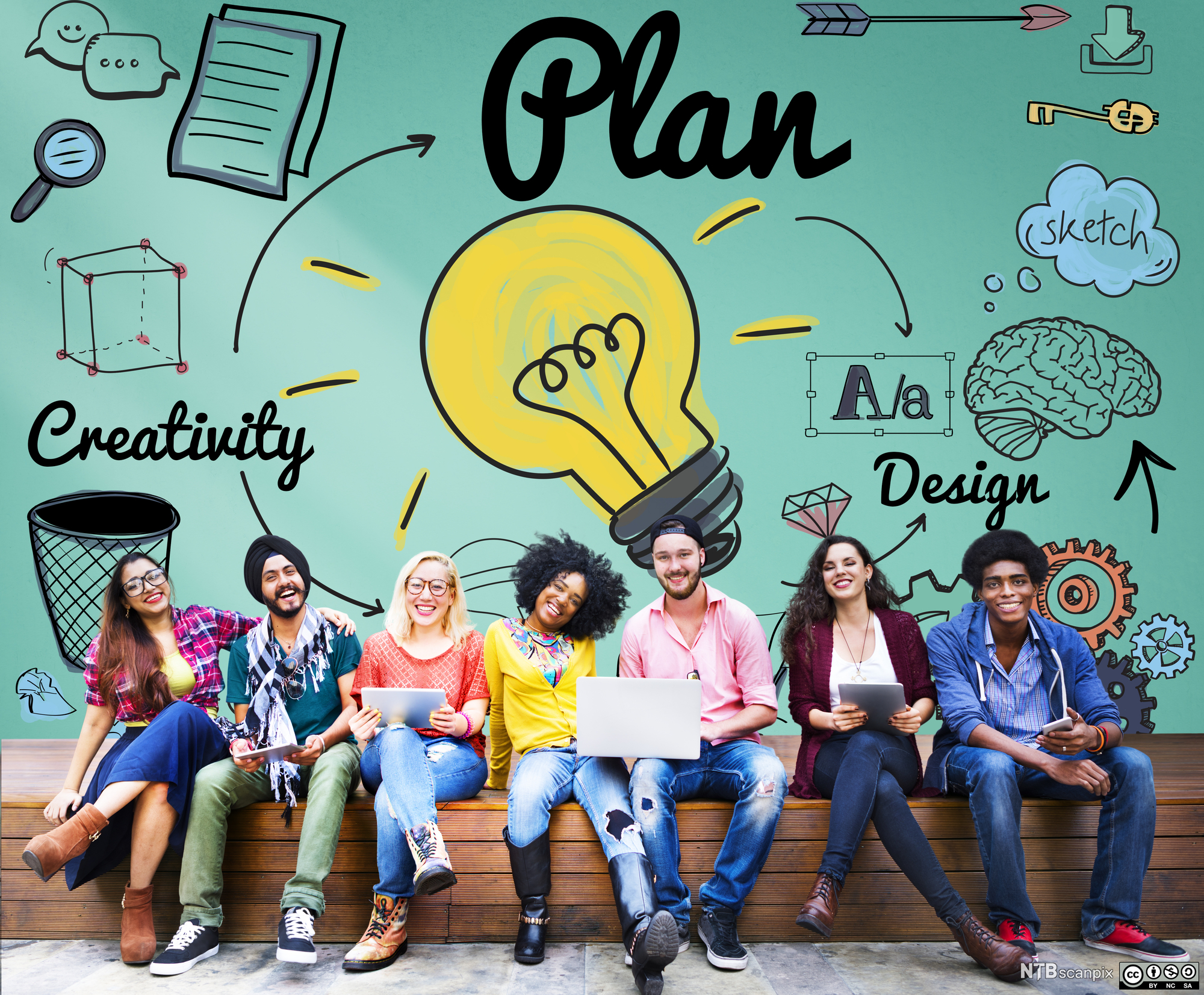 Unge mennesker på en benk foran en vegg med illustrasjoner og ordene plan, creativity og design. Foto.