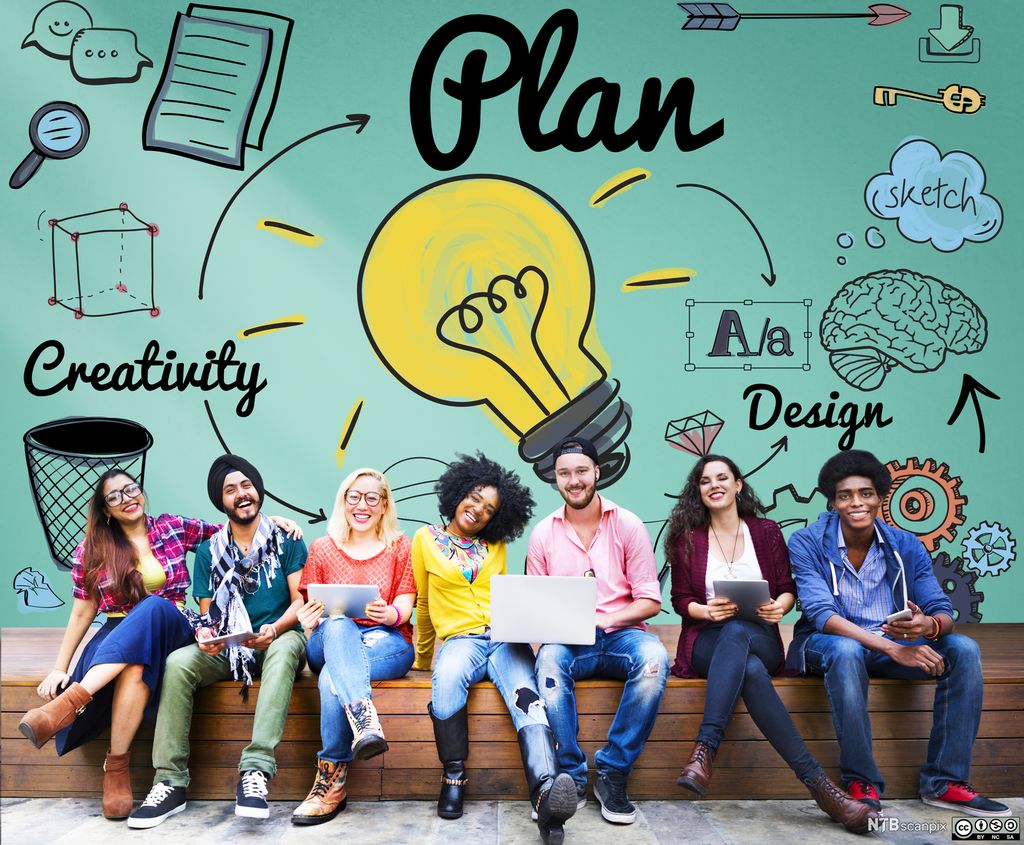 En rekke studenter sitter på en benk og smiler foran en grønn vegg der det er malt på en stor, lysende lyspære med ressursikoner rundt. Foto.