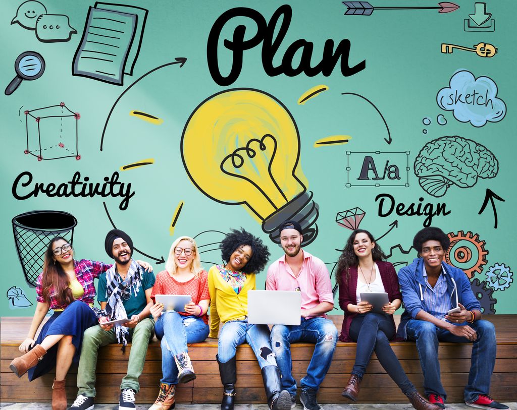 Unge mennesker på en benk foran en vegg med illustrasjoner og ordene plan, creativity og design. Foto.