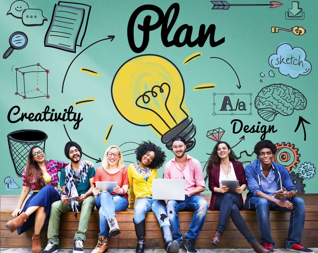 Unge menneske på ein benk framfor ein vegg med illustrasjonar og orda plan, creativity og design. Foto.