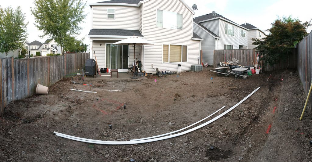 Grunnarbeid i hage. Foto.