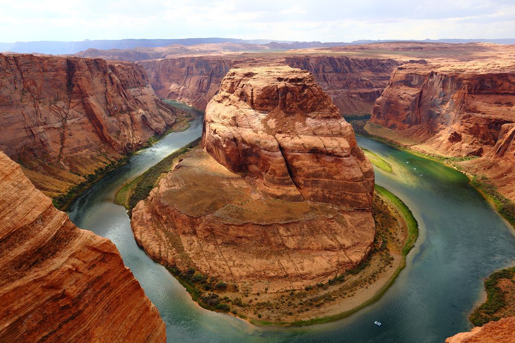 Coloradoelva bukter seg gjennom Grand Canyon. Elveløpet har skåret seg inn i fjellet. Det fins omtrent ingen vegetasjon. Foto.