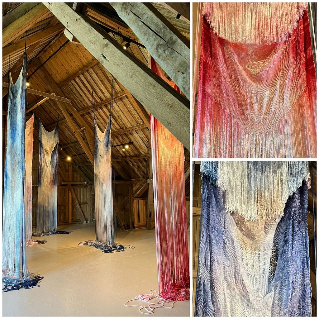 Installasjon av vevet og farget nylon. Fotokollasjen viser ett oversiktsbilde av fire skulpturliknende tepper og to fotografier som får fram fargespillet i nylontrådene. Foto.