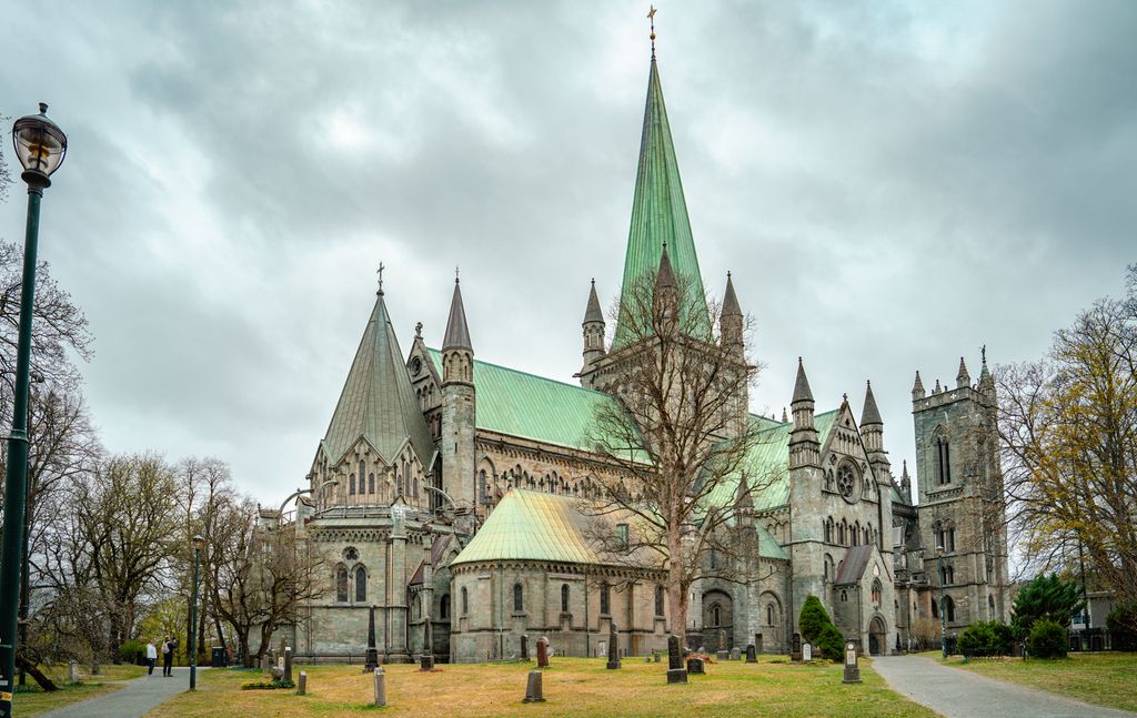 Nidarosdomen, en middelalderkatedral med tårn og spir. Foto.