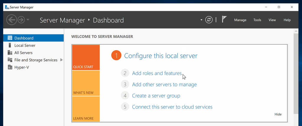 Utklipp fra hovedskjermen i Server Manager. Musepekeren står over valget "Add roles and features". Skjermbilde.
