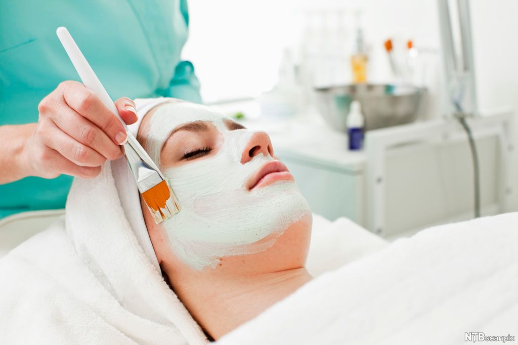 Hudpleier gir ansiktsbehandling. Foto.