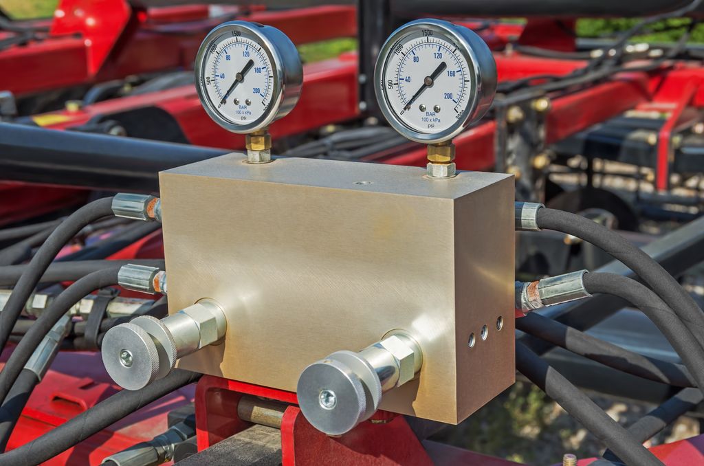 Tilkopling og overvåkingsnode for mekanisk hydraulisk enhet med to trykkmålere. Foto.