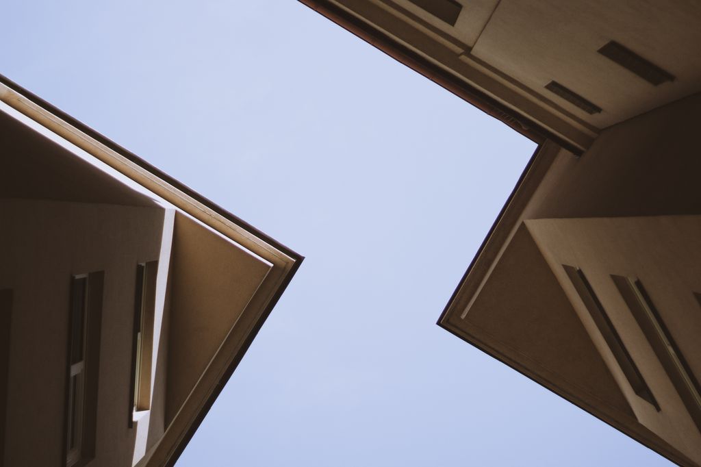 Detaljer fra arkitektur og blå himmel. Foto.