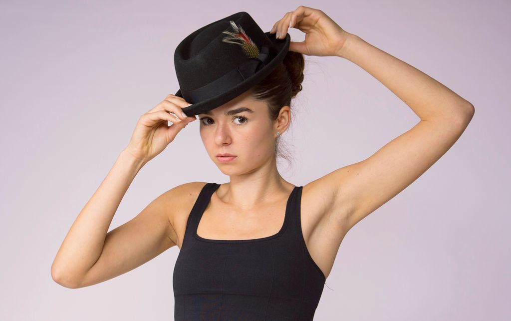 Ei jente med hatt. Foto.