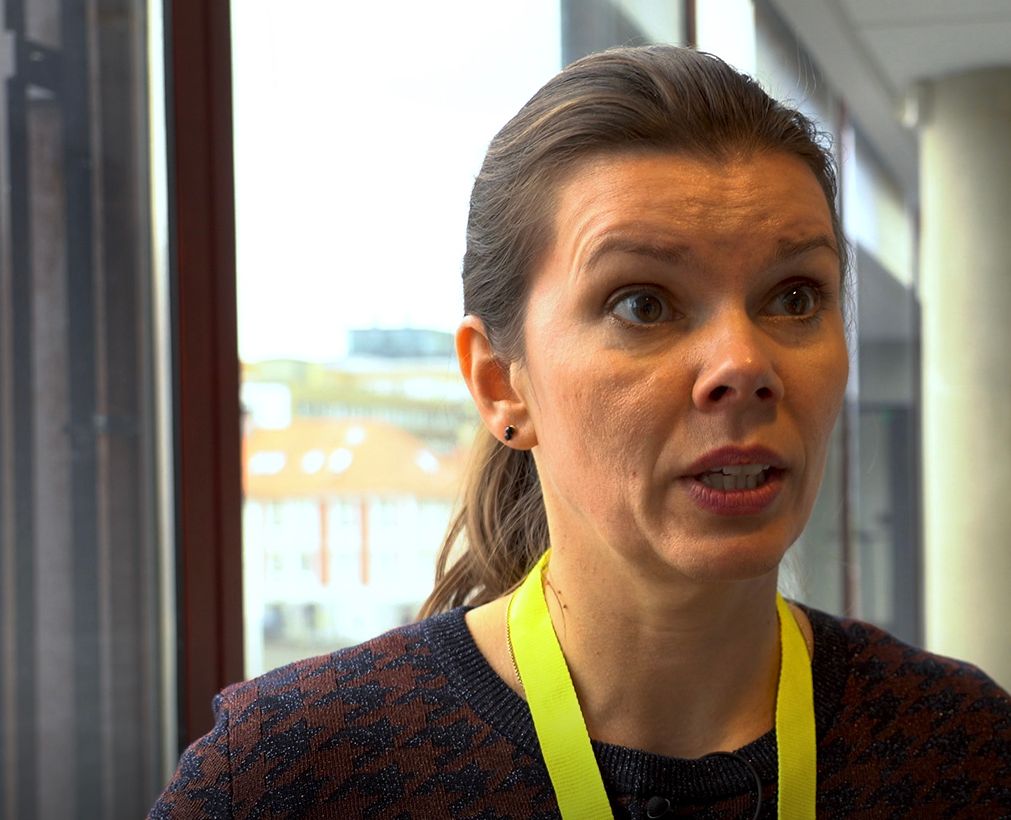 Skjermbilde fra filmen Demokrati og desinformasjon. Forsker Bente Kalsnes snakker. Foto.