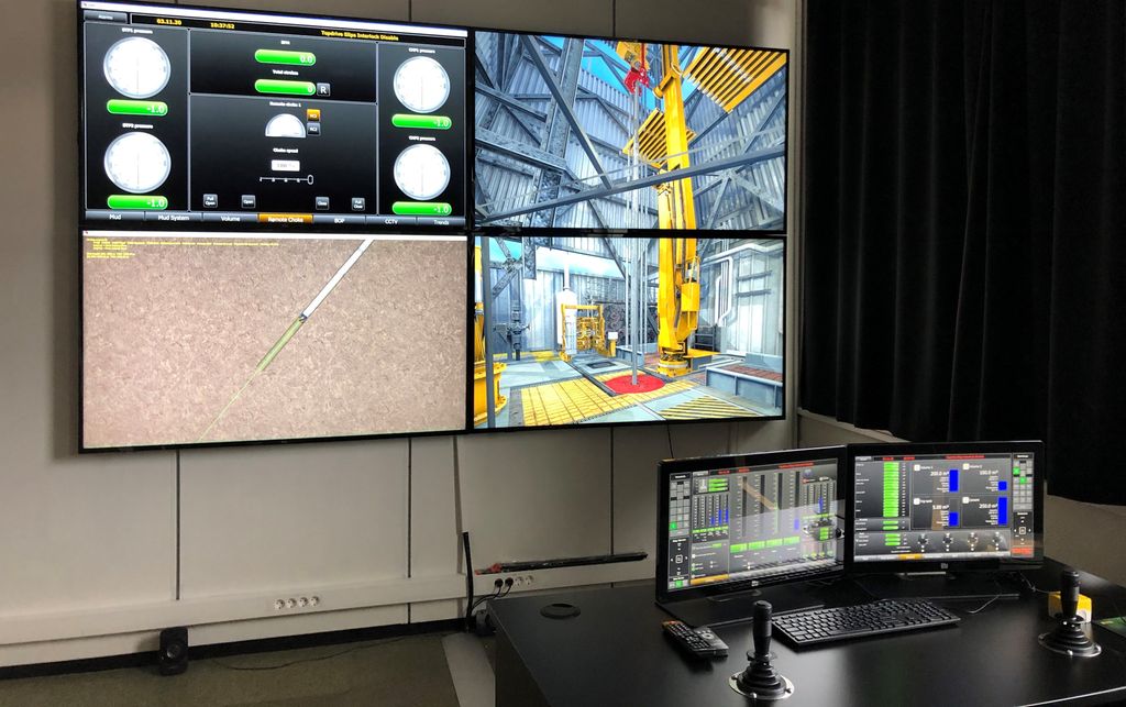 Skjermer og styringspanel til digital boresimulator. Foto.