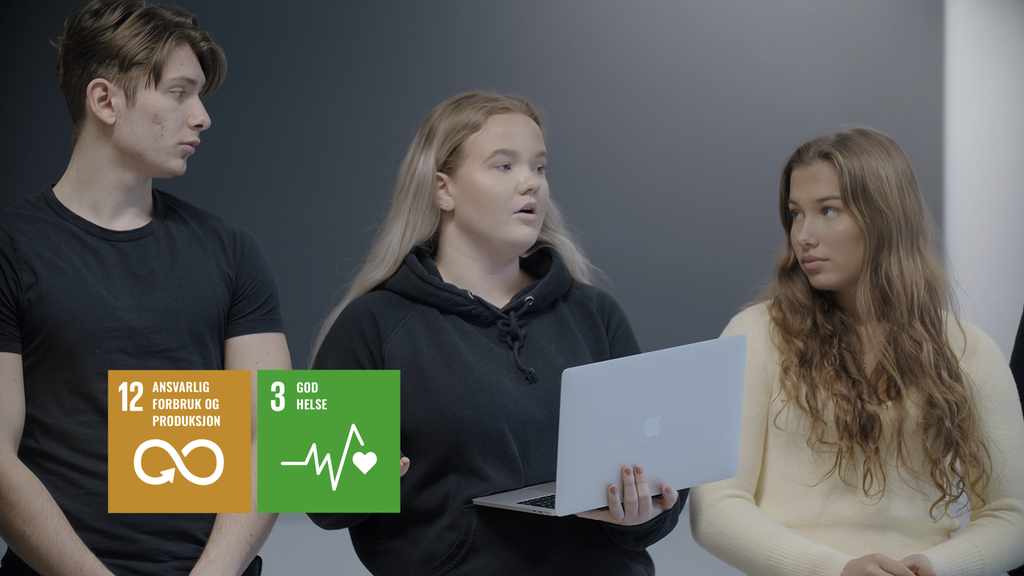 Tre elever står ved ei tavle og presenterer bærekraftsmål. Logoen for målene "ansvarlig forbruk og produksjon" og "god helse" er redigert inn i bildet. Fotomontasje.