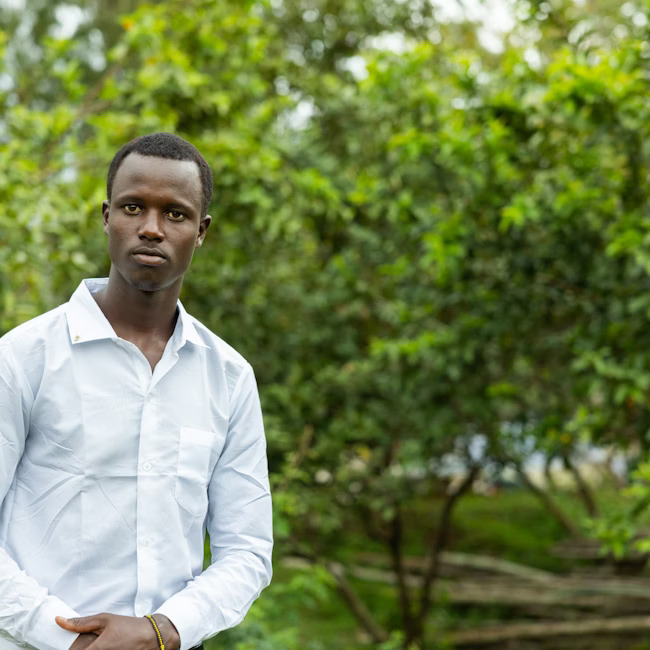 Portrett av ung mann i hvit skjorte. Foto.