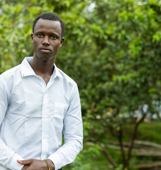 Portrett av ung mann i hvit skjorte. Foto.