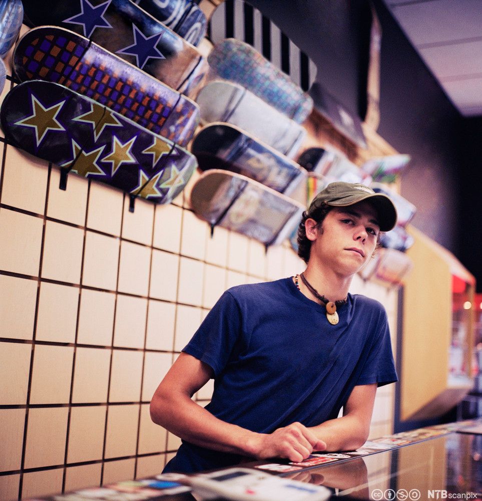 Gut i skatebutikk. Foto. 