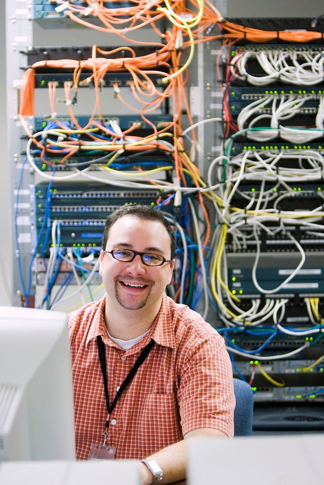 Smilende IT-tekniker. Foto.