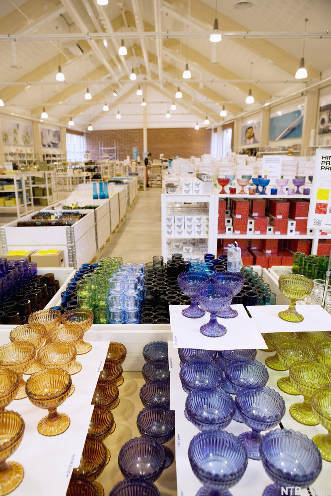 Utstilling av glassprodukter i iittalabutikk. Foto.