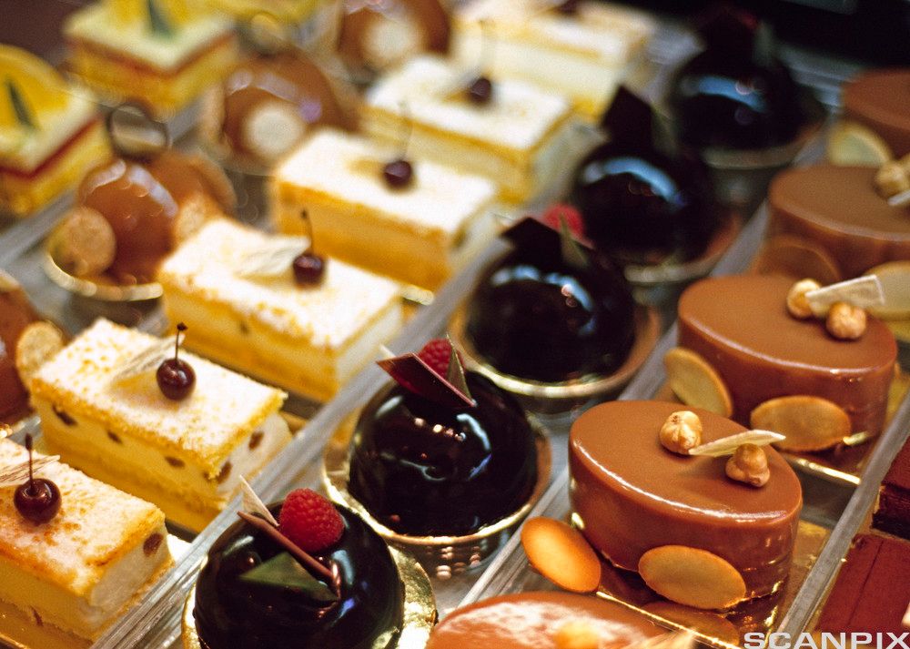 Nærbilde av ulike typer konfekt i en disk. Foto.