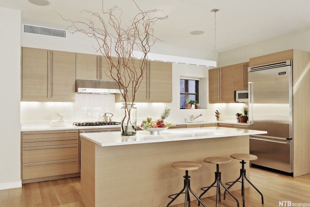 Kjøkken i minimalistisk stil. Foto.