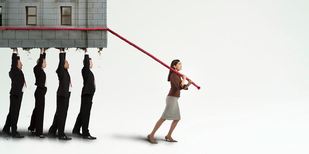 Ein person dreg i eit tau. Tauet er festa rundt eit hus, som fleire personar har løfta opp frå bakken og ber framover. Fotomontasje.