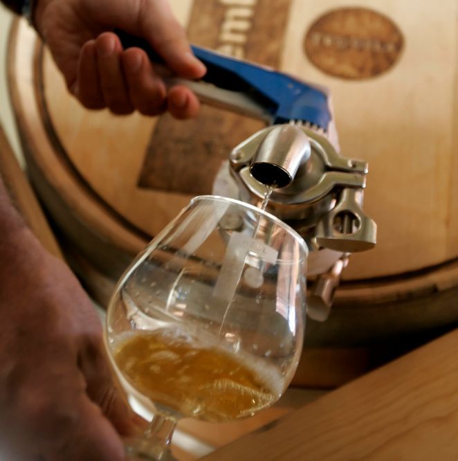 Tapping av tequila direkte fra tønne. Foto.