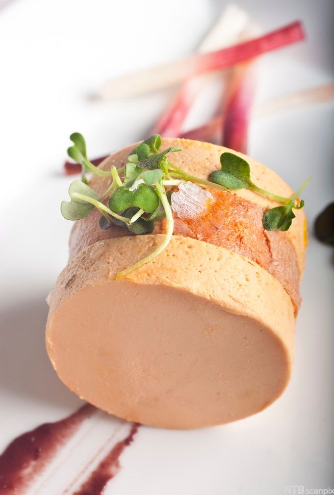 Breiflabb-leverparfait med svart olivenpudding. Foto.