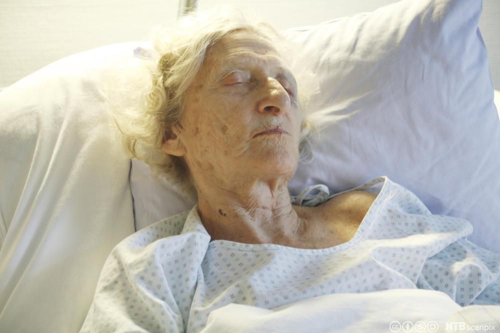 Eldre kvinne sover. Foto.