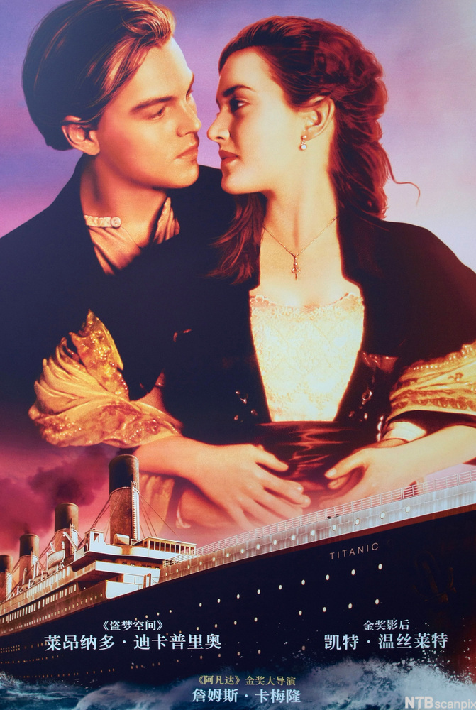 Filmplakat for filmen Titanic som viser skuespillerne Kate Winslet og Leonardo DiCaprio. Bilde.