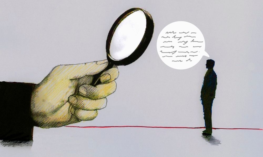 Stor hånd med forstørrelsesglass over liten mann med snakkeboble. Illustrasjon.