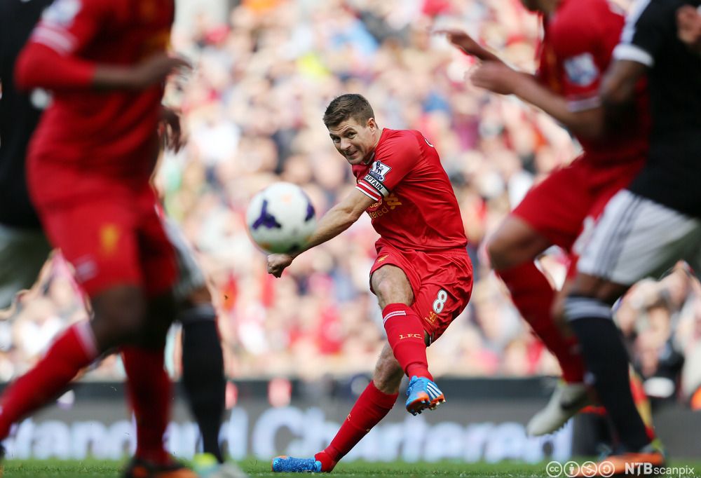 Liverpool-kaptein Steven Gerrard tek frispark mot Southampton. Foto.