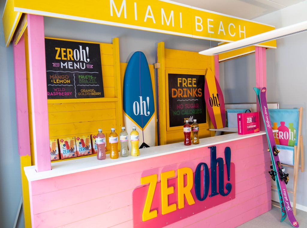 En installasjon med ulike, svært fargerike produkter fra ZERoh! Foto.