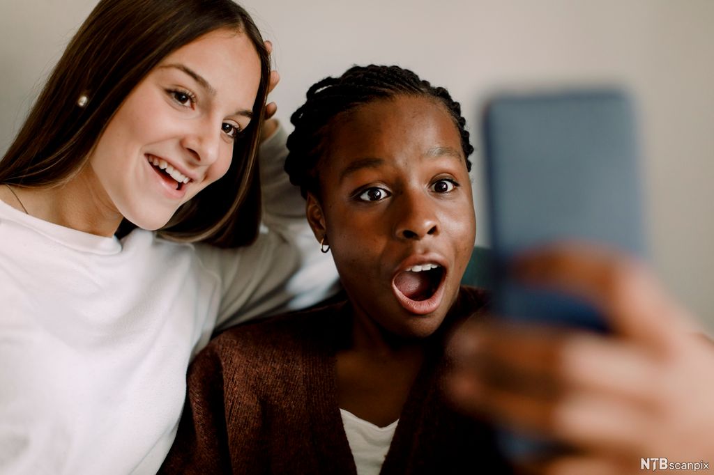 To unge personer tar selfie. Foto.