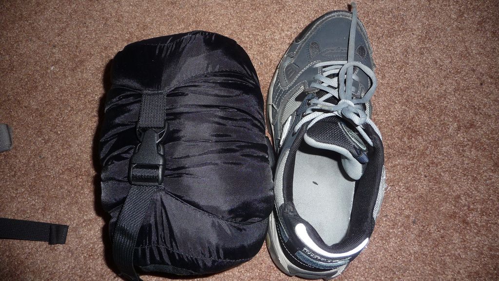 Sko og komprimert sovepose. Foto.