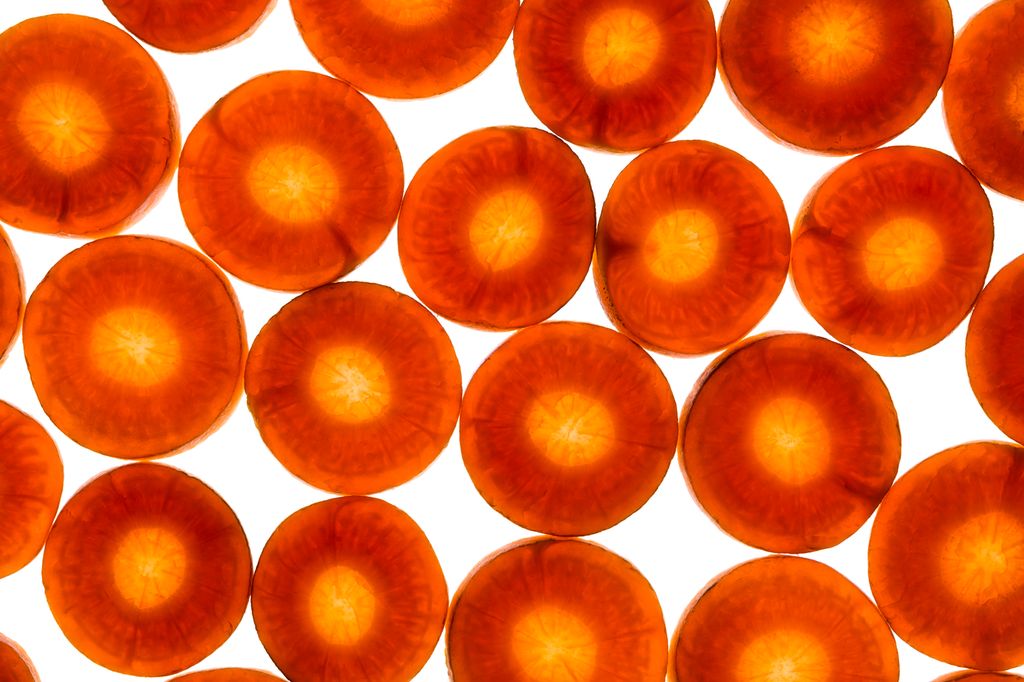 Gjennomlyste, tynne gulrotskiver. De er lysere innerst. Foto.