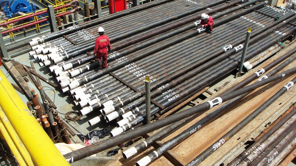 Folk som jobber med klargjøring av rør som skal installeres i en brønn. De befinner seg på rørlageret, som omtales som «pipedeck» på engelsk. Foto.