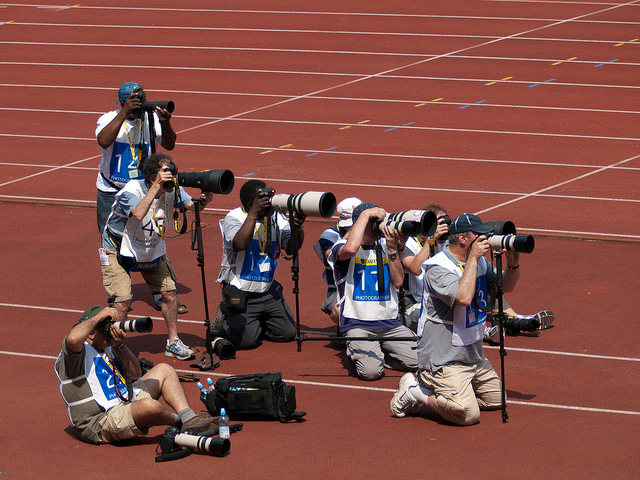 Pressefotografer fotograferer på en friidrettsbane. Foto.