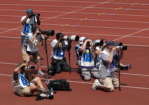 Pressefotografer fotograferer på en friidrettsbane. Foto.
