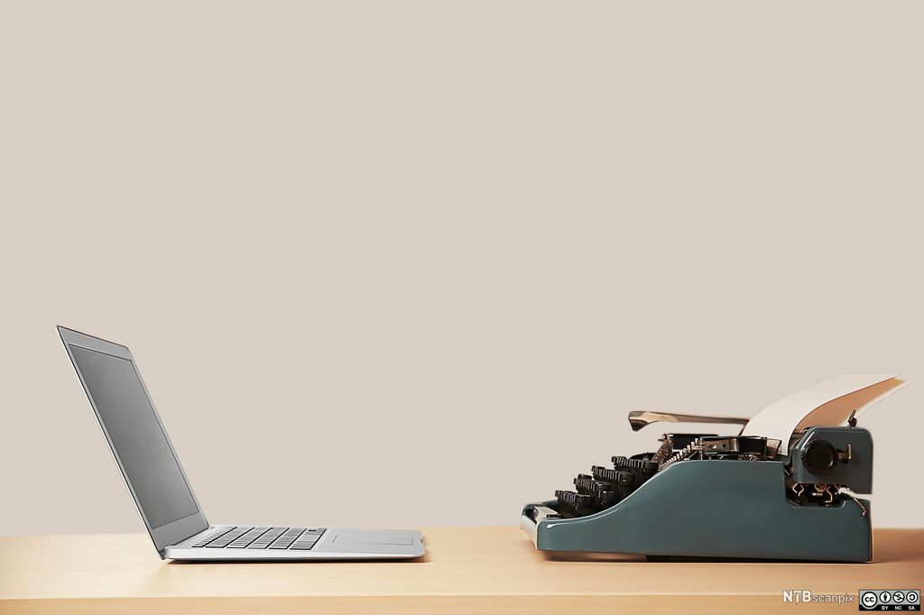 Bilde av en moderne laptop og en gammel skrivemaskin. Foto.