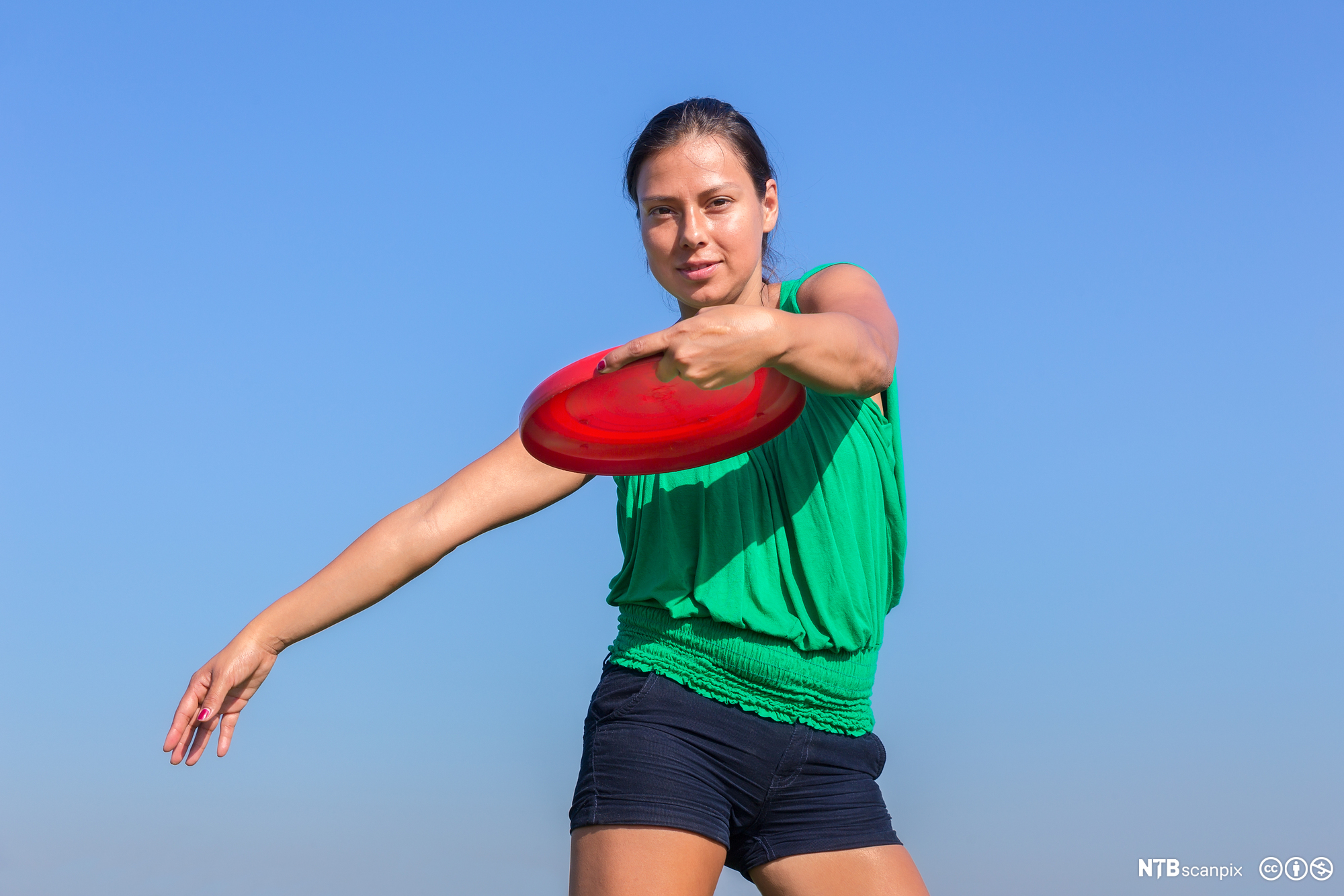 Spiller kaster en frisbee. Foto.