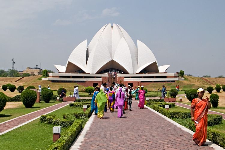 Hvitt bygg formet som en lotus-blomst. Foto.