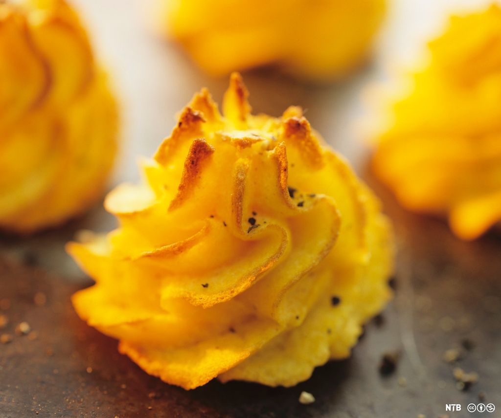 Potetmos sprøytet ut på et brett og gratinert i ovnen. Foto.