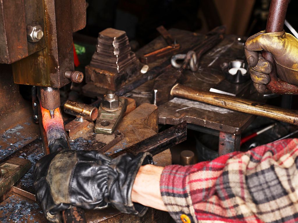 Smed gløder metallet. Foto.