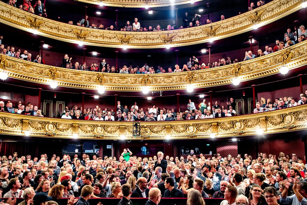 Teatere-scena. Guvvie.